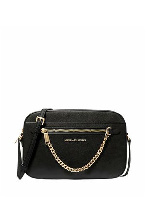 Bolso bandolera negro Michael Kors con cremallera dorada, cadena decorativa y correa ajustable para el hombro.