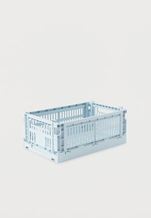 Caja plegable rectangular de plástico azul claro con lados ranurados y asas sobre un fondo blanco.