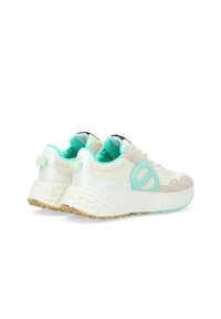 Sneakers met een gestructureerde witte bovenkant, mintgroene accenten, gaasdetails en een dikke, gestreepte zool. Beschikt over een afgeronde vorm en merkdetails.