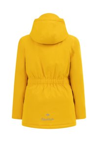 Gul regnjacka med en figursydd midja, huva och långa ärmar. Har en slät yta och en broderad logotyp nära fållen.