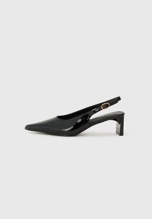 Musta patentoitu mokkanahka slingback-korkokenkä, jossa on teräväToe, suorakulmainen lohkokorko ja kultasävyinen koristelu.
