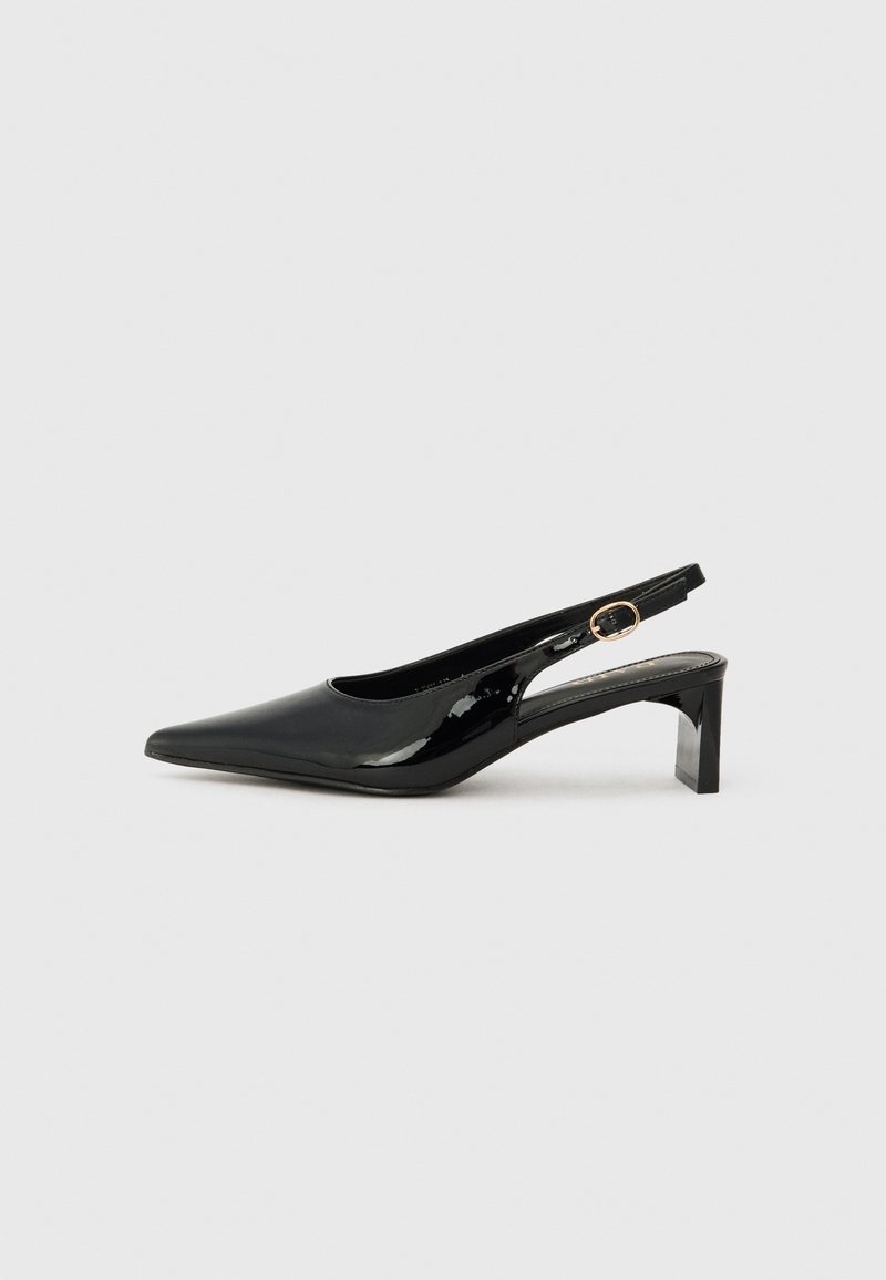 Černá lakovaná slingback vysoká podpatková bota s špičatou špičkou, obdélníkovým blokovým podpatkem a akcentem zlatého kovu.