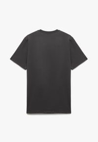 Mørkegrå kortærmet t-shirt med en klassisk rund halsudskæring og en glat, ensartet tekstur. Ingen synlige logoer eller mønstre.