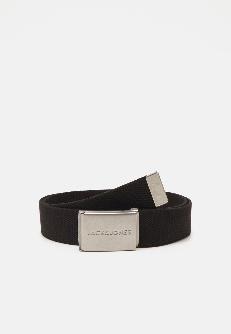 Sort vævet stofbælte med en rektangulær sølvmetalspænde; gravering af logoet "JACK&JONES" på fronten. Glat tekstur, solidt design.
