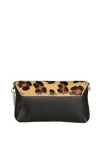 Zwarte leren clutch met een bovenklep van stof in luipaardprint, versierd met gouden stiksel en een kettingriem om te dragen.