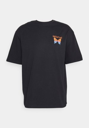 T-shirt noir à manches courtes avec un motif de papillon orange et bleu et le texte « Moonlight Magic » sur la partie supérieure gauche de la poitrine.