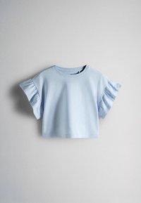 Haut à manches courtes bleu clair avec encolure ronde et détails froncés sur les manches, présenté sur un fond clair uni.