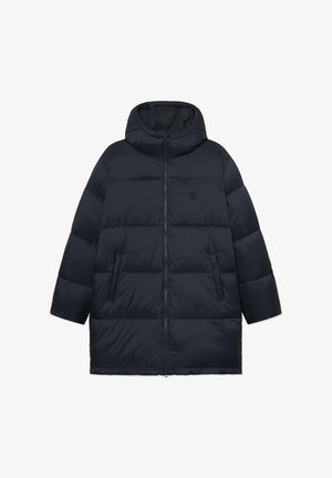 Cappotto invernale lungo nera imbottito con cappuccio, zip frontale, due tasche laterali e logo discreto sul petto.