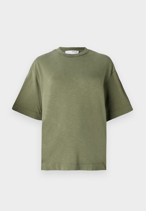 Olijfgroene T-shirt met korte mouwen, gemaakt van zachte stof met een ontspannen pasvorm, ronde halslijn en een minimalistisch ontwerp. Geen zichtbare patronen.
