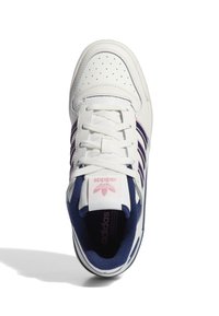 Bijela kožna tenisica s tri mornarsko plava pruga i ružičastim detaljima. Ima okrugli vrh, perforirane detalje i podstavljen jezik.