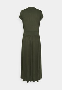 Robe vert olive à manches courtes avec un corsage ajusté et une jupe plissée fluide. Fabriquée en tissu léger et doux. Vue de dos présentée.