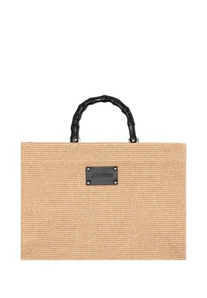 Borsa tote rettangolare beige intrecciata con manici neri in stile bambù e piccola etichetta rettangolare nera del marchio centrata sul davanti.