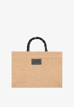 Borsa tote rettangolare beige intrecciata con manici neri in stile bambù e piccola etichetta rettangolare nera del marchio centrata sul davanti.