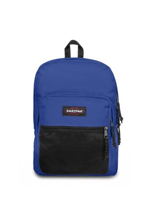 Mochila de tela azul con un bolsillo delantero de malla negra, doble cremallera y un asa en la parte superior. Presenta un parche con el logo de Eastpak en la parte delantera.