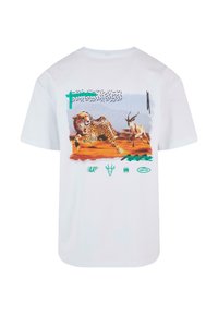 Bílá bavlněná tričko s grafikou leoparda a antilopy ve zelených akcentacích. Design obsahuje textové a brandingové prvky.