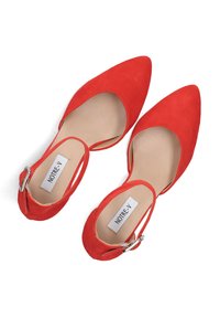 Rode suède flats met puntige neus, voorzien van een uitsnijdingen ontwerp en enkelbandje. Heeft een zilveren gesp en een beige binnenvoering. Merktag zichtbaar.