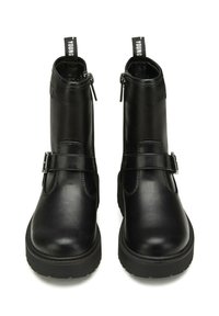 Stivaletti neri in pelle con cerniera laterale, dettaglio con fibbia e suola spessa. Fasce sul retro per una facile calzata. Texture liscia.