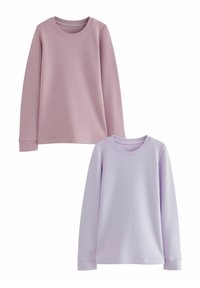 Zwei langärmelige, gerippte Oberteile in Hellrosa und Lavendel, mit rundem Ausschnitt und eng anliegenden Bündchen, aus einem weichen Strickstoff gefertigt.
