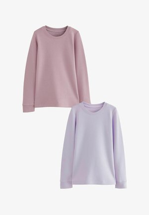 Dvé dlouhé rukávy ribbed topy v světle růžové a levandulové barvě, s kulatými výstřihy a přiléhavými manžetami, vyrobené z měkké pleteniny.