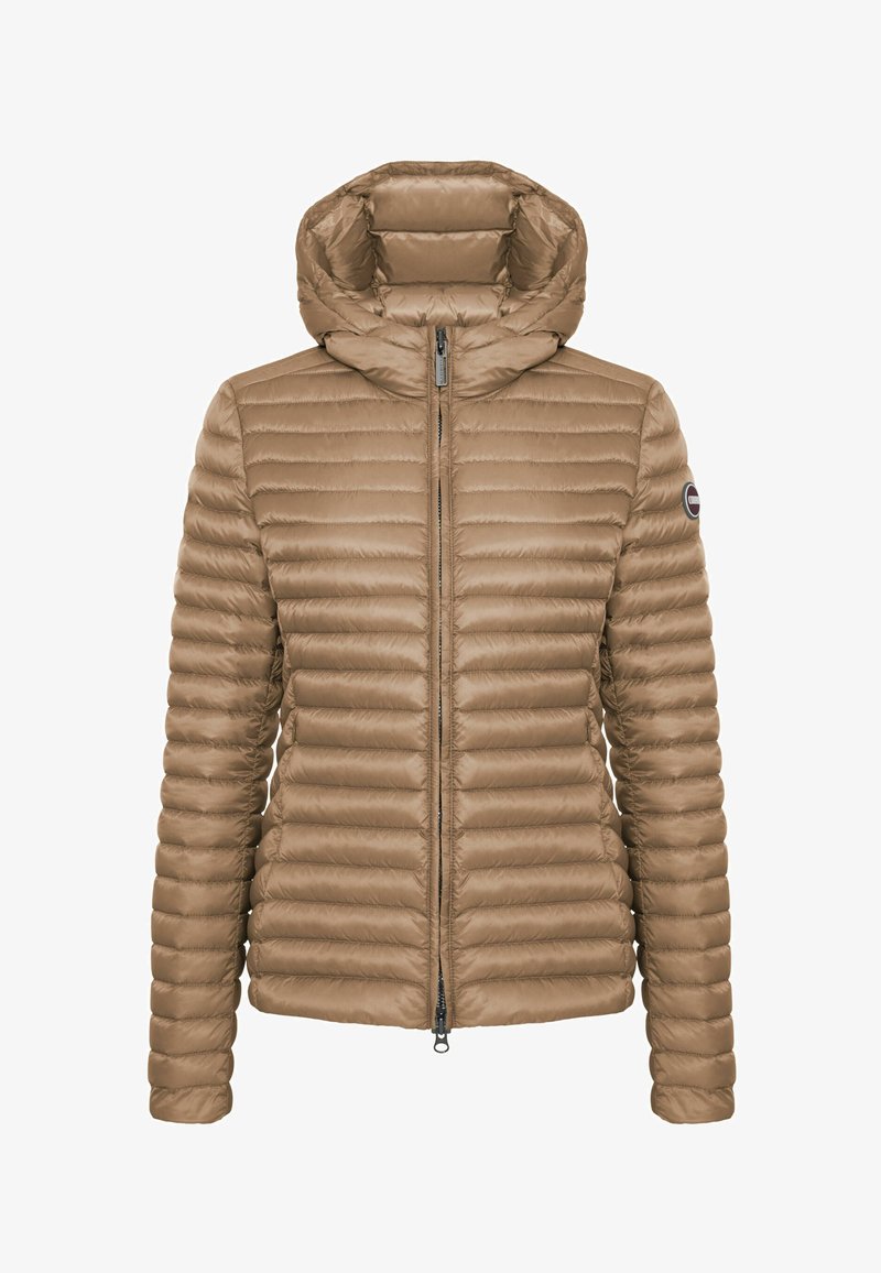 Doudoune matelassée marron clair avec capuche, fermeture éclair intégrale à l'avant, manches longues et écusson rond avec logo sur le bras gauche.