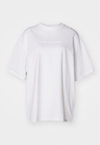 Camiseta blanca de algodón con un corte relajado, mangas cortas y cuello redondo. Presenta un logotipo en relieve de Levi's en blanco en la parte delantera.