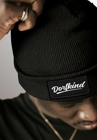 MoonWorks PATCH MIT SPRUCH DORFKIND AUFDRUCK LUSTIG - Beanie - schwarz