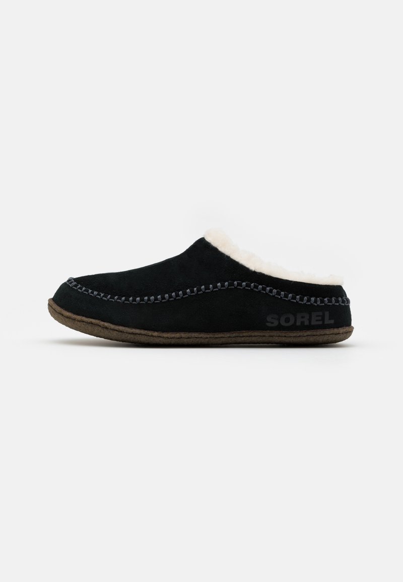 Chinelo slip-on em camurça preta com forro branco suave, costura contrastante ao longo da borda e sola de borracha castanha com a marca "SOREL".