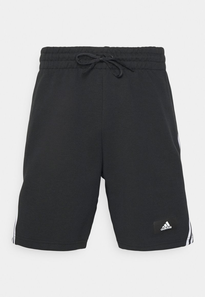 Shorts en polyester noir avec une ceinture élastique et un cordon de serrage ajustable. Comprend trois bandes blanches sur les côtés et un petit patch logo.