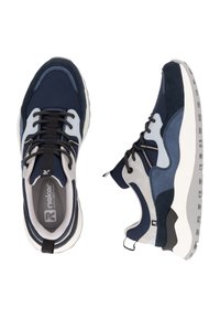 Marine- und hellblaue Sportschuhe mit strukturierten Oberflächen, kontrastierenden Akzenten, schwarzen Schnürsenkeln und einer dicken grauen Sohle. Doppelte Zuglaschen an den Fersen.