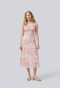 Cowl-Hals, ärmelloses Midi-Kleid im Pink- und Creme-Wirbelmuster. Leichter Stoff mit fließender Silhouette und gestuftem Saum.