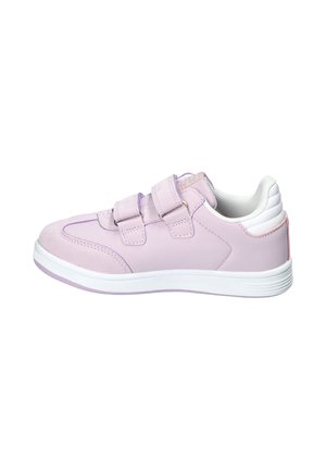 Jasnofioletowy sneaker z dwoma regulowanymi paskami na rzepy, białym, wyściełanym kołnierzem wokół kostki oraz białą gumową podeszwą, widoczny z boku.