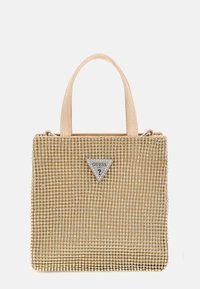Borsa dorata con una forma strutturata, coperta di cristalli scintillanti. Presenta doppie maniglie e un logo triangolare argentato sulla parte anteriore.