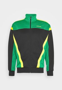 Träningsjacka med zip framtill, svart kropp, grön överdel och gula detaljer; tillverkad av mjukt tyg med ribbade ärmslut och krage.