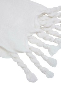 Tissu tissé blanc avec des franges torsadées aux extrémités, présentant une texture douce et une couleur uniforme et solide tout au long.