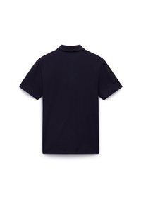 Marineblått polo skjorte laget av bomull, med standard krage og korte ermer, med en jevn tekstur og ingen synlige mønstre eller detaljer.