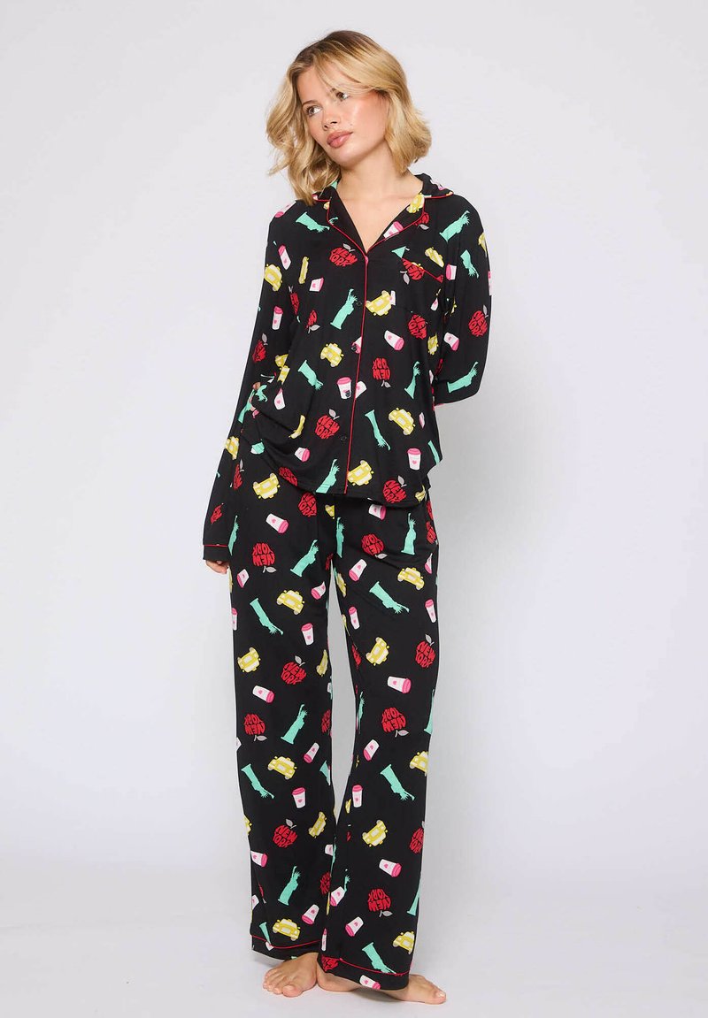 Schwarz gestreiftes Pyjama-Set mit einem Muster aus roten, gelben und grünen Lebensmitteln und Getränken. Lockere Passform mit einem knöpfbaren Oberteil und langen Hosen.