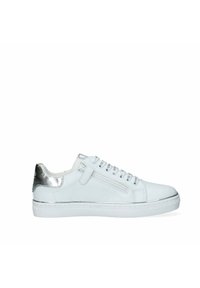 Sneakers bianchi in pelle con superficie texturizzata, dettagli in argento sul tallone, design con lacci e zip laterale.