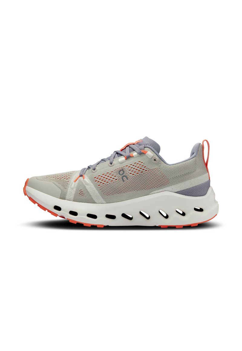 Zapatillas de running ligeras con parte superior de malla gris, acentos naranjas y una suela blanca con recortes circulares para ventilación.