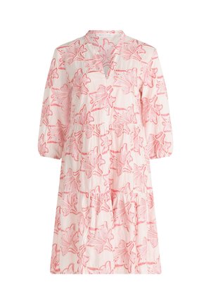 Robe rose clair mi-longue avec manches longues et motif floral rouge, avec un col en V et une jupe à volants.