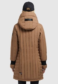 Bruine gewatteerde pufferjas met een capuchon, zwarte manchetten en een merklabel op de achterkant. Bevat verticale stiksels en heeft een middenlange design.