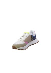 Sneaker con tomaia in pelle bianca, dettagli beige e rosa, tacco testurizzato blu e suola in gomma. Materiali e pattern misti.