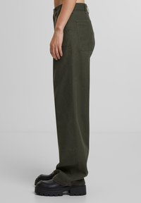 PROHIBITED EAST HAM CARPENTER - Nadrágok - green