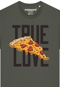 Groene T-shirt met een pizzasje met hartvormige pepperoni en de tekst "TRUE LOVE" in vetgedrukte zwarte letters.