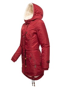 Parka roșie izolată cu glugă căptușită cu blană, talie ajustabilă cu șnur, buzunare cu fermoar și buton, și manșete ribbate.