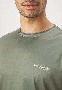 Columbia TERMINAL TACKLE PFG LINE TIME - Tops ar garām piedurknēm - cypress