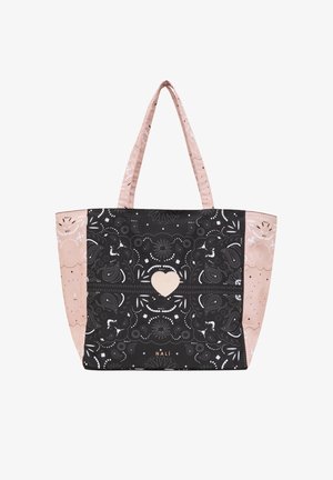 Gran bolsa tote de gran tamaño con tela negra decorada con patrones blancos intrincados, un motivo central de corazón beige, y suaves acentos rosas en los laterales.