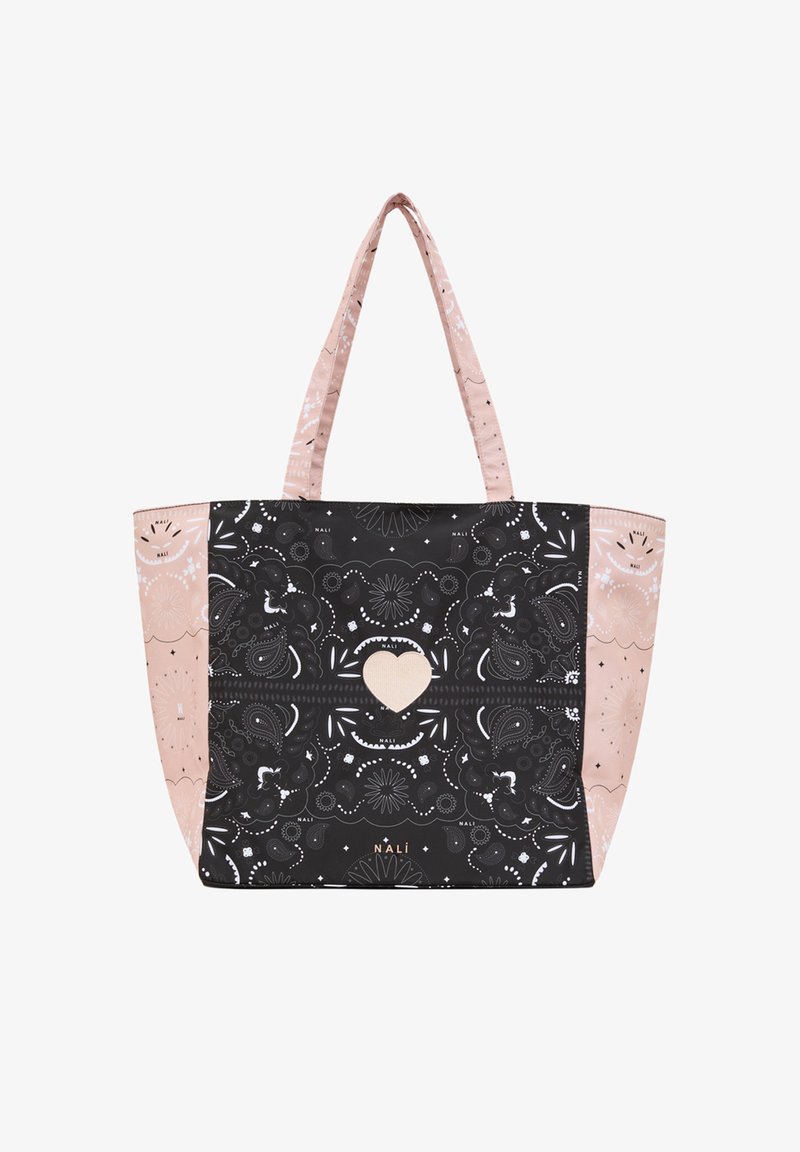 Stor axelremsväska med svart tyg som har vita intrikata mönster, en central beige hjärtmotiv och mjuka rosa detaljer på sidorna.