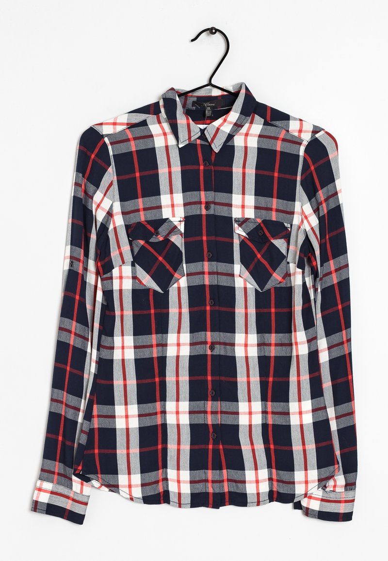 Lange mouw geruite overhemd in marineblauw, rood en grijs. Heeft een knoopsluiting aan de voorkant, twee borstzakken en een gebogen onderrand. Gemaakt van zachte stof.