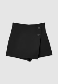 Schwarze asymmetrische Wickel-Skort mit zwei vorderen Knöpfen, glattem Stoff und taillierter Passform auf einem hellen Hintergrund.