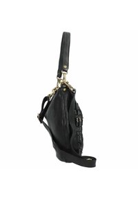 Bolso de mano de cuero negro con textura trenzada, detalles en metal dorado, un asa superior y una correa para el hombro ajustable.
